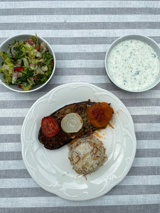 Karniyarik mit Pirinc Pilav, gemischten Salat und Cacik (Tzatziki orientalischer Art)